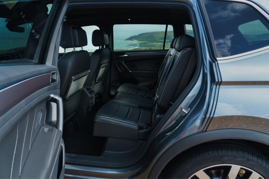 Интерьер Volkswagen Tiguan Allspace R-Line 2018 года  (UK) (фото 30 из 40)
